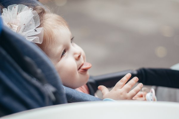 Les premiers claquements de langue chez les bébés, un pas clé !